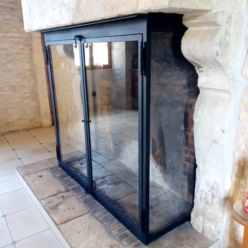 Cheminée en pierre avec porte vitrée sur mesure à Périgueux