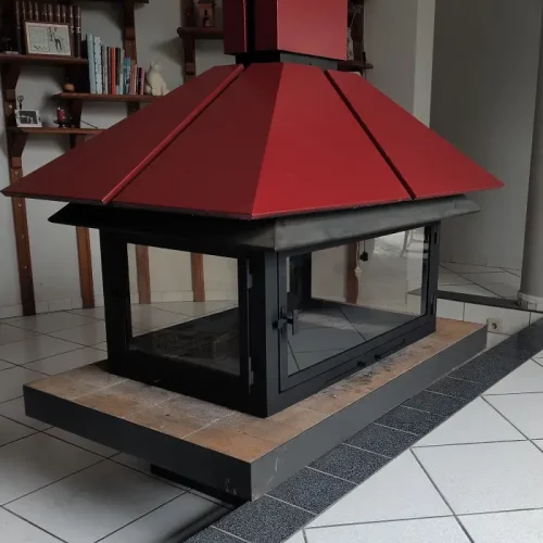 Cheminée morderne rouge avec porte vitrée sur mesure