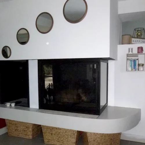 Décoration et rénoviation de cheminée avec porte vitrée sur mesure dans les Landes
