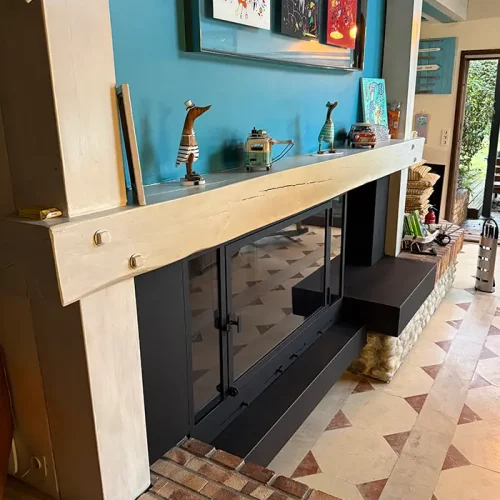 Décoration moderne de cheminée avec porte vitrée sur mesure