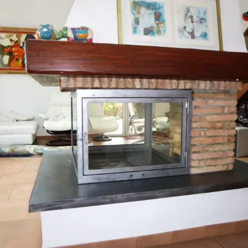 Fermeture de cheminée par porte vitrée sur mesure