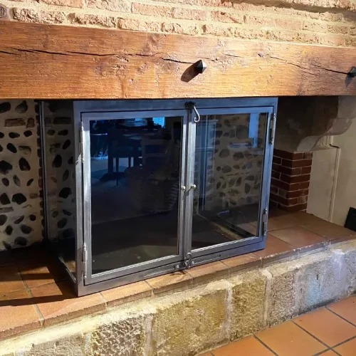 Porte vitrée de cheminée sur mesure en Charentes