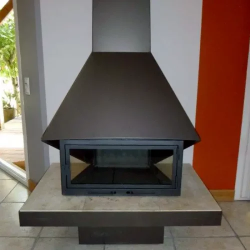Rénovation et décoration de cheminée avec porte vitrée sur-mesure