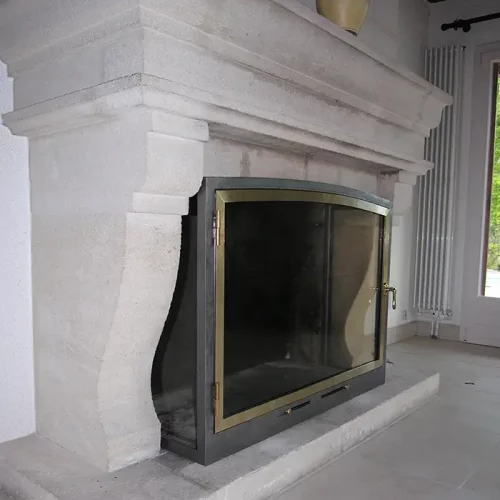 Vitre de foyer de cheminée en pierre dans le Médoc