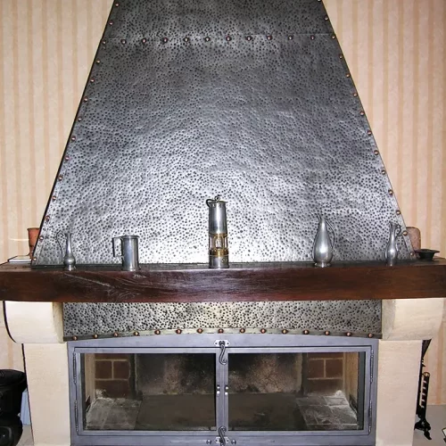 Vitre sur-mesure et décoration de cheminée ancienne en plaque de fonte dans l'entre-deux-mers - Vision Flammes